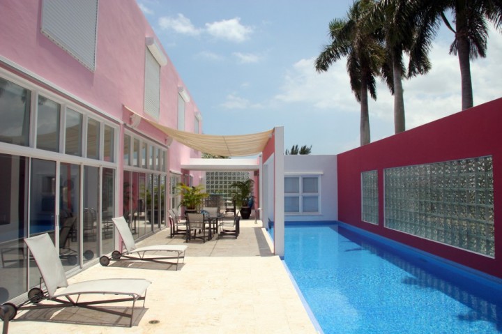 pink house pool